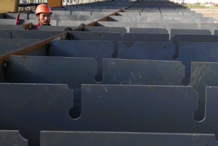 内蒙古钢结构公司加工箱型、H型、十字型结构，球型网架，管桁架。